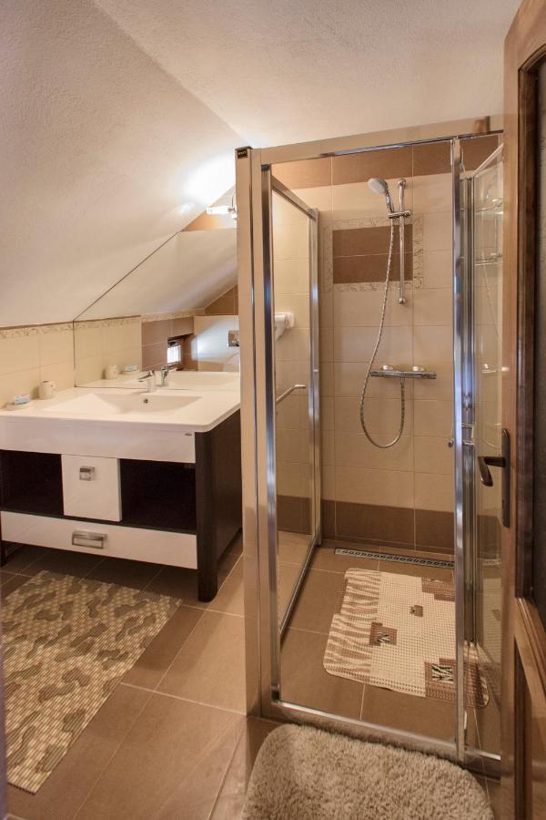 Pensiunea Cretuca Botiza 部屋 写真